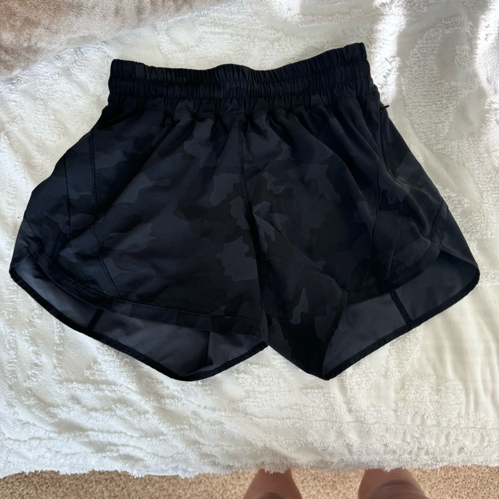Lululemon Track That 5” Mid Rise 5” Inseam Black Camo Size 6